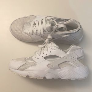 Triple white Nike huaraches size 6.5y, 8 wms